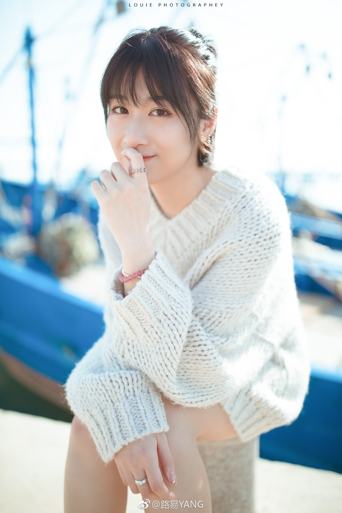 气质美女毛衣裙大玩下衣失踪秀美腿图片