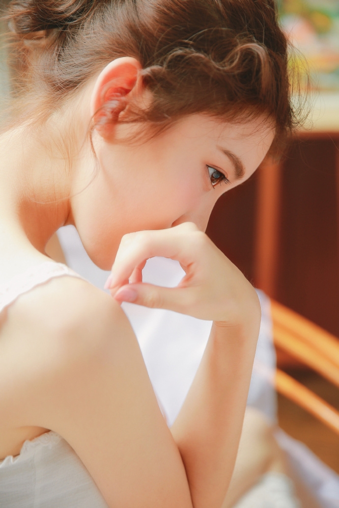 小卷毛美女脸蛋白里透红吊带短裤白丝长腿清纯气质图片