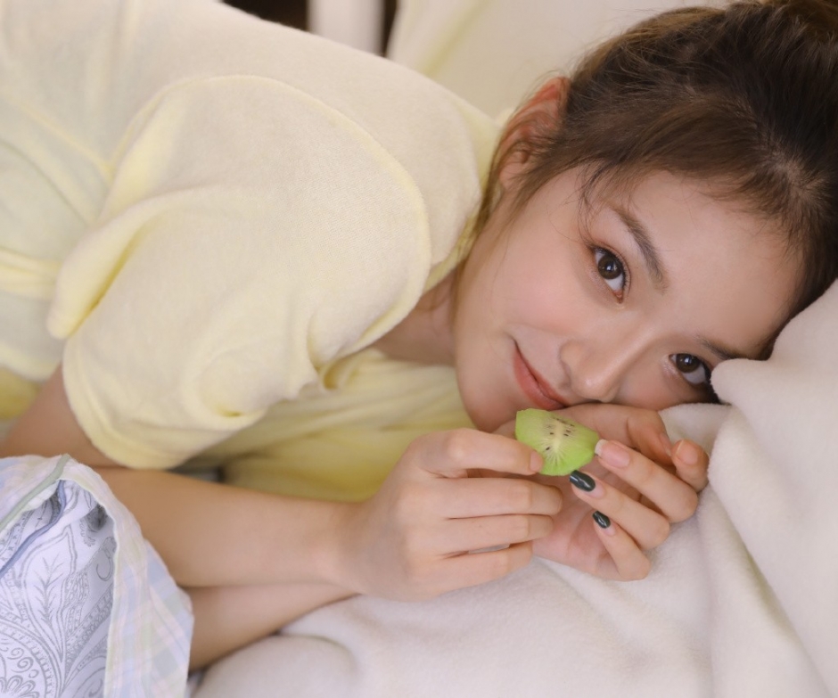 丸子头美女露齿大笑床上诱人长腿图片