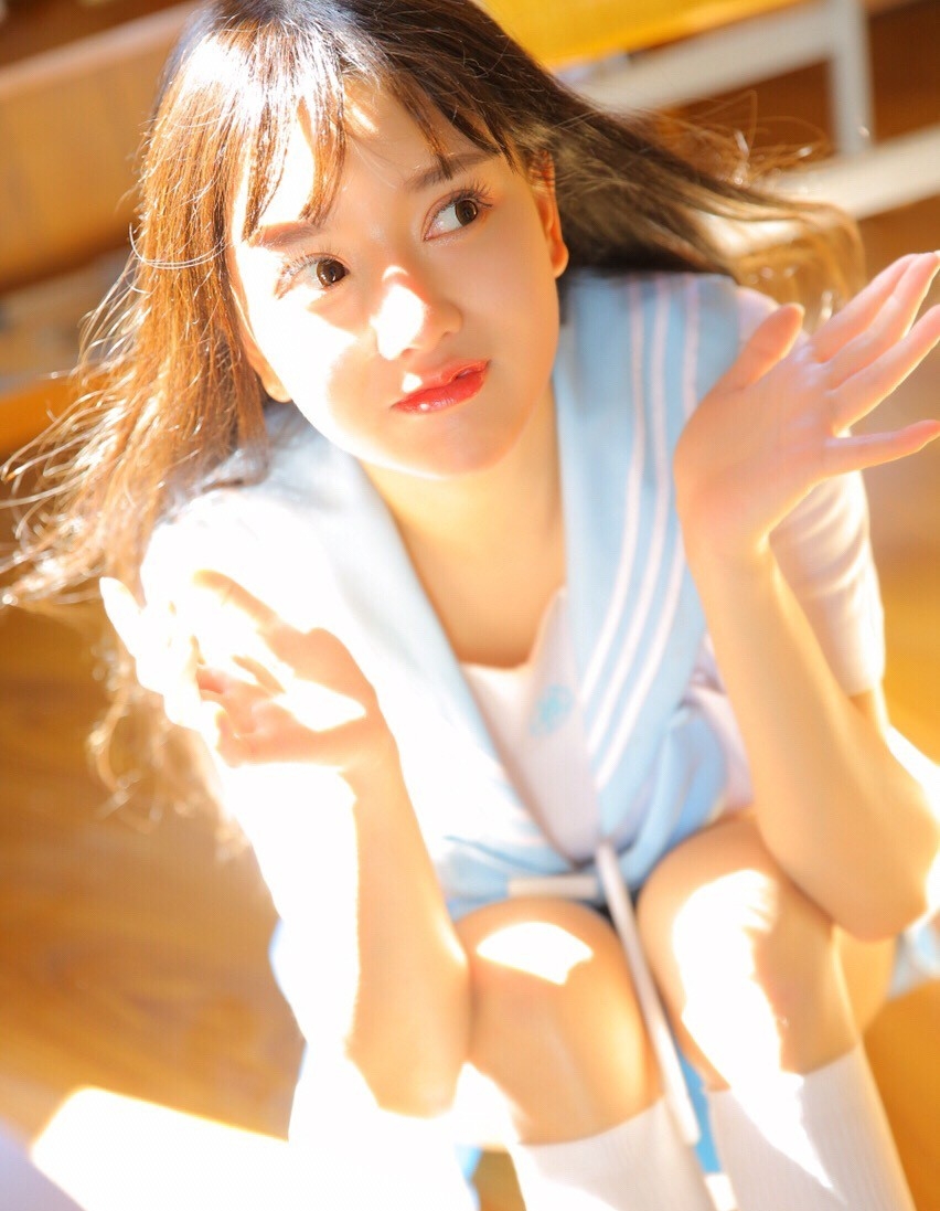 制服美女校花精致娃娃脸长发飘飘图片