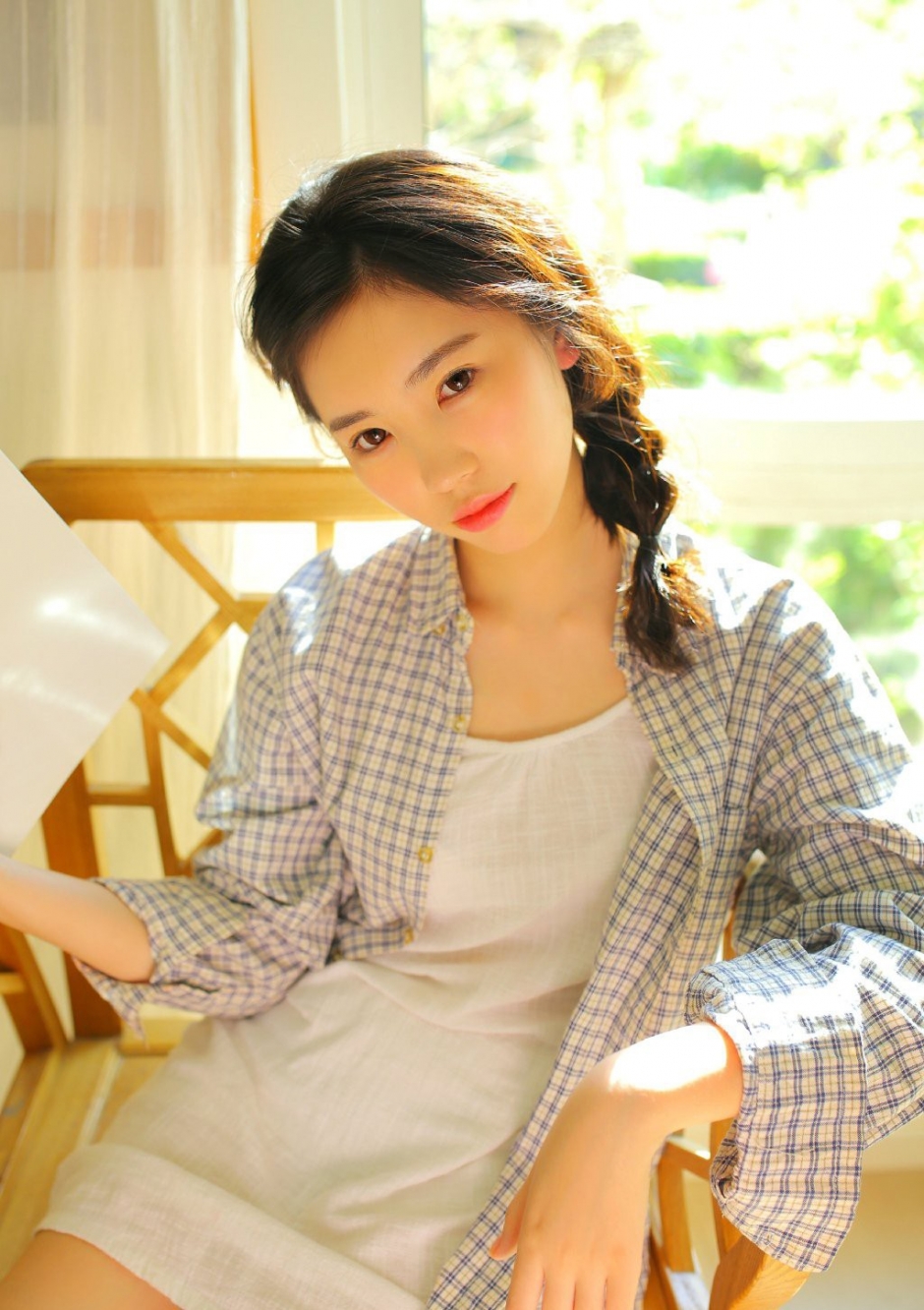 侧编麻花辫邻家女孩眉清目秀格子衬衣搭吊带衫清纯图片