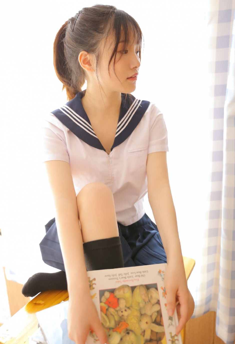 马尾辫美女校花黑袜美腿制服诱惑图片