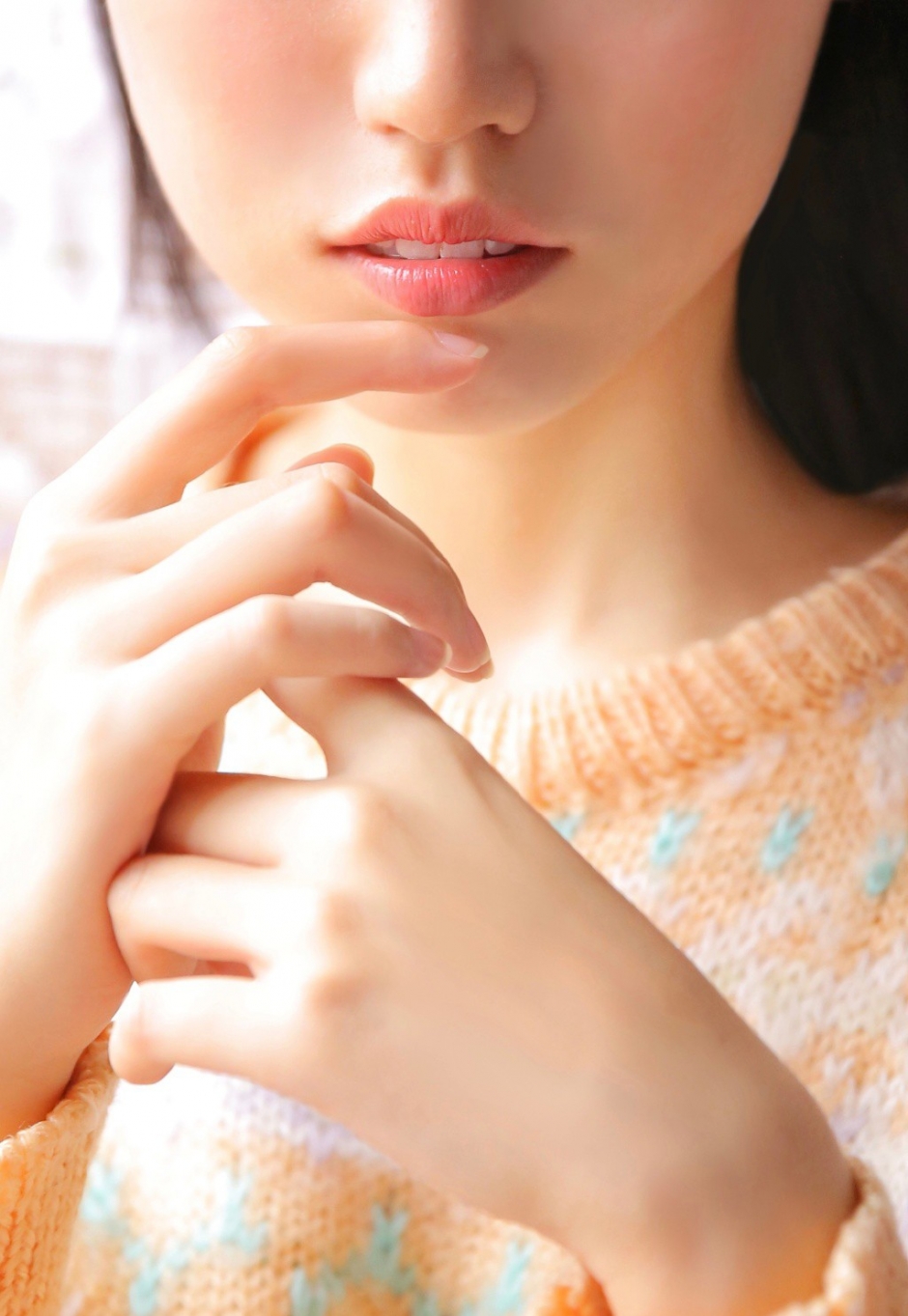 娇羞萝莉美女小v脸白里透红毛衣白丝长腿露齿甜笑图片