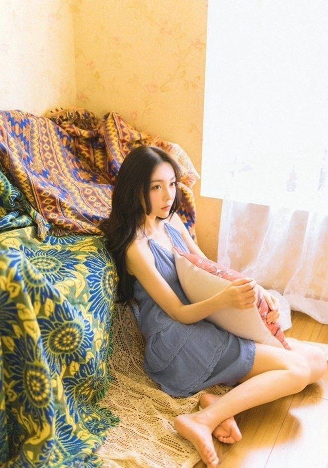 长发美女精致小v脸吊带裙性感香肩图片