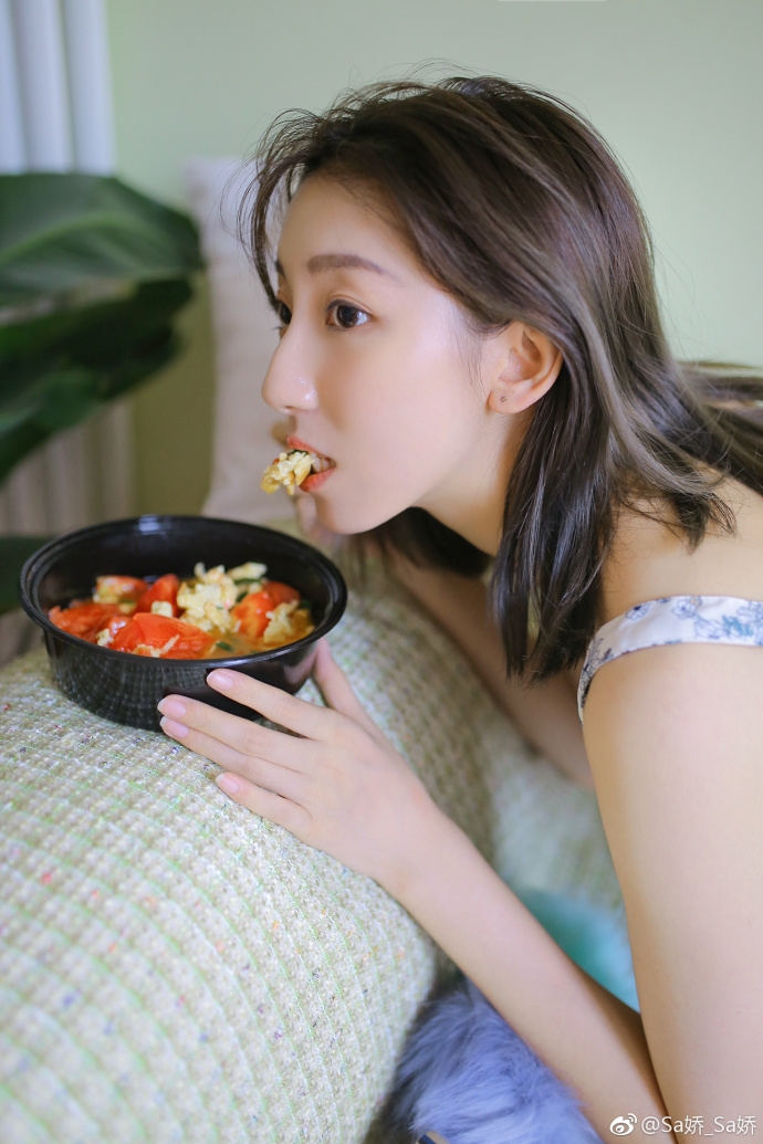 白嫩美女性感吊带短裤香肩美腿诱惑图片