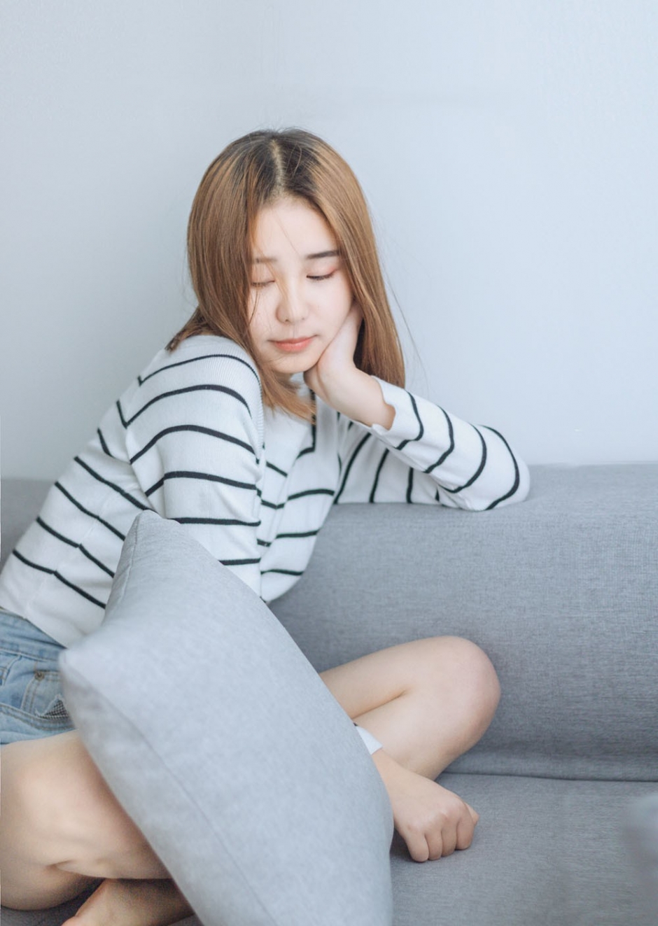 素颜美女牛仔热裤秀白嫩美腿私房图片