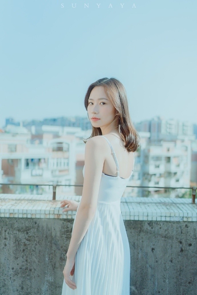 纯白吊带长裙美女鹅蛋脸白里透红身材苗条天台图片