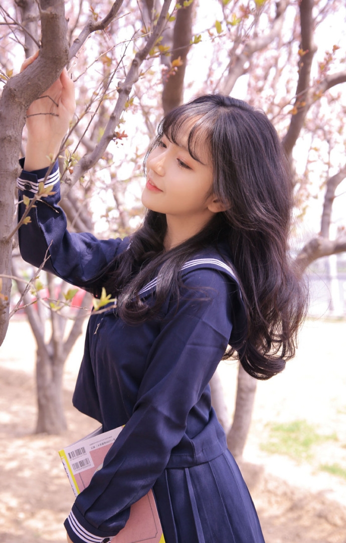 水手制服美女校花唇红齿白靓丽脸蛋图片