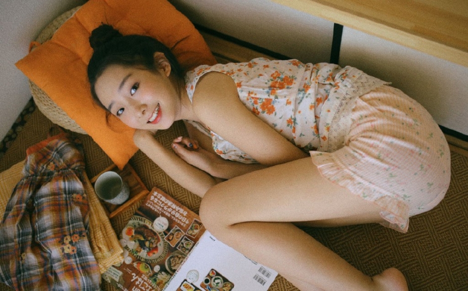 丸子头美女露齿甜笑姿态撩人居家图片