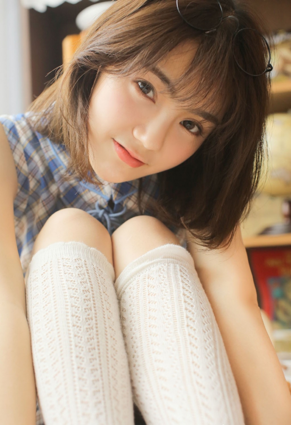 眼镜妹美女粉嫩脸蛋白丝长腿诱惑图片