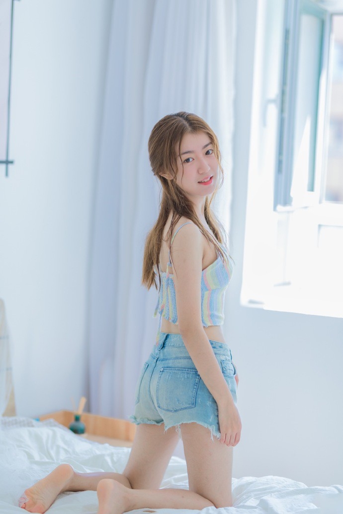 低腰热裤美少女彩色吊带秀香肩美腿床上慵懒躺姿图片