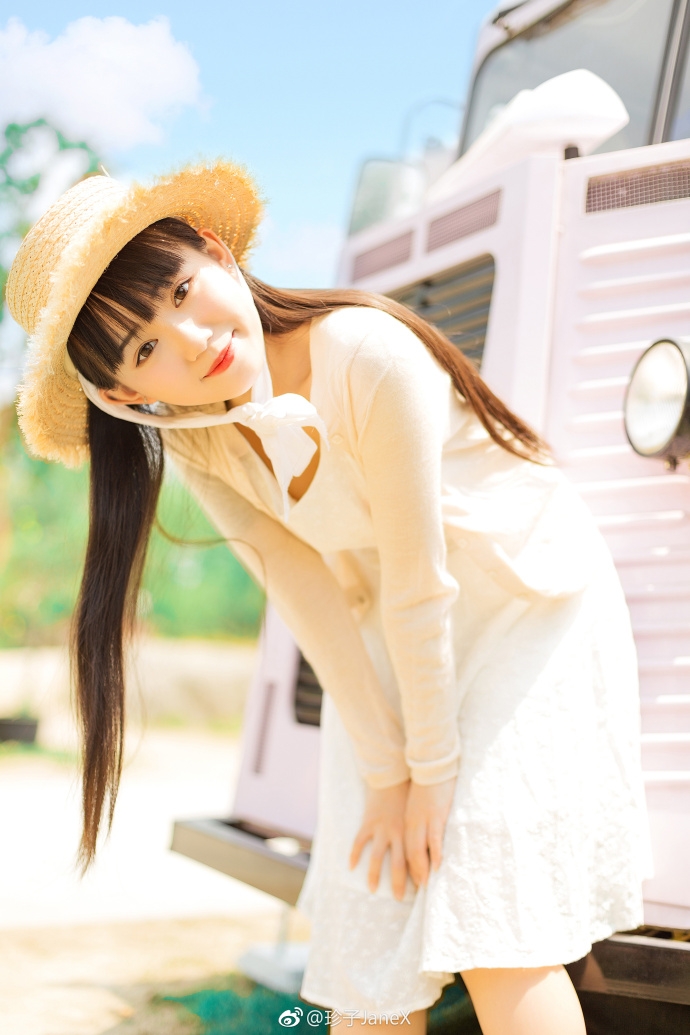 圆润娃娃脸美女头戴草帽白色长裙图片