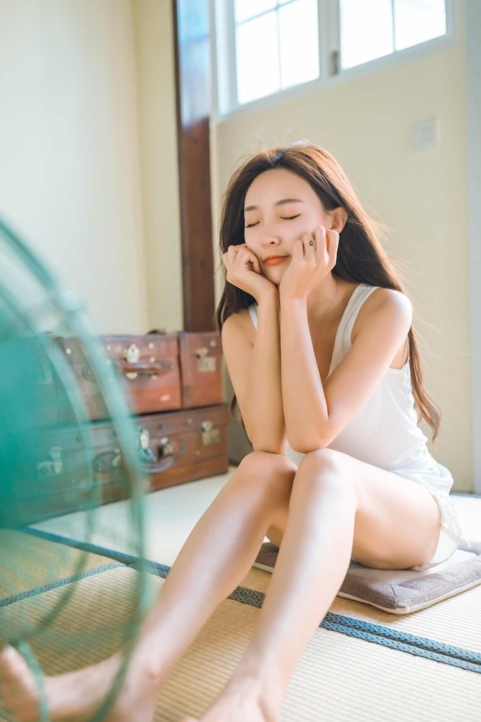 小清新美女飘逸长发精致小v脸背心短裤秀香肩玉腿图片