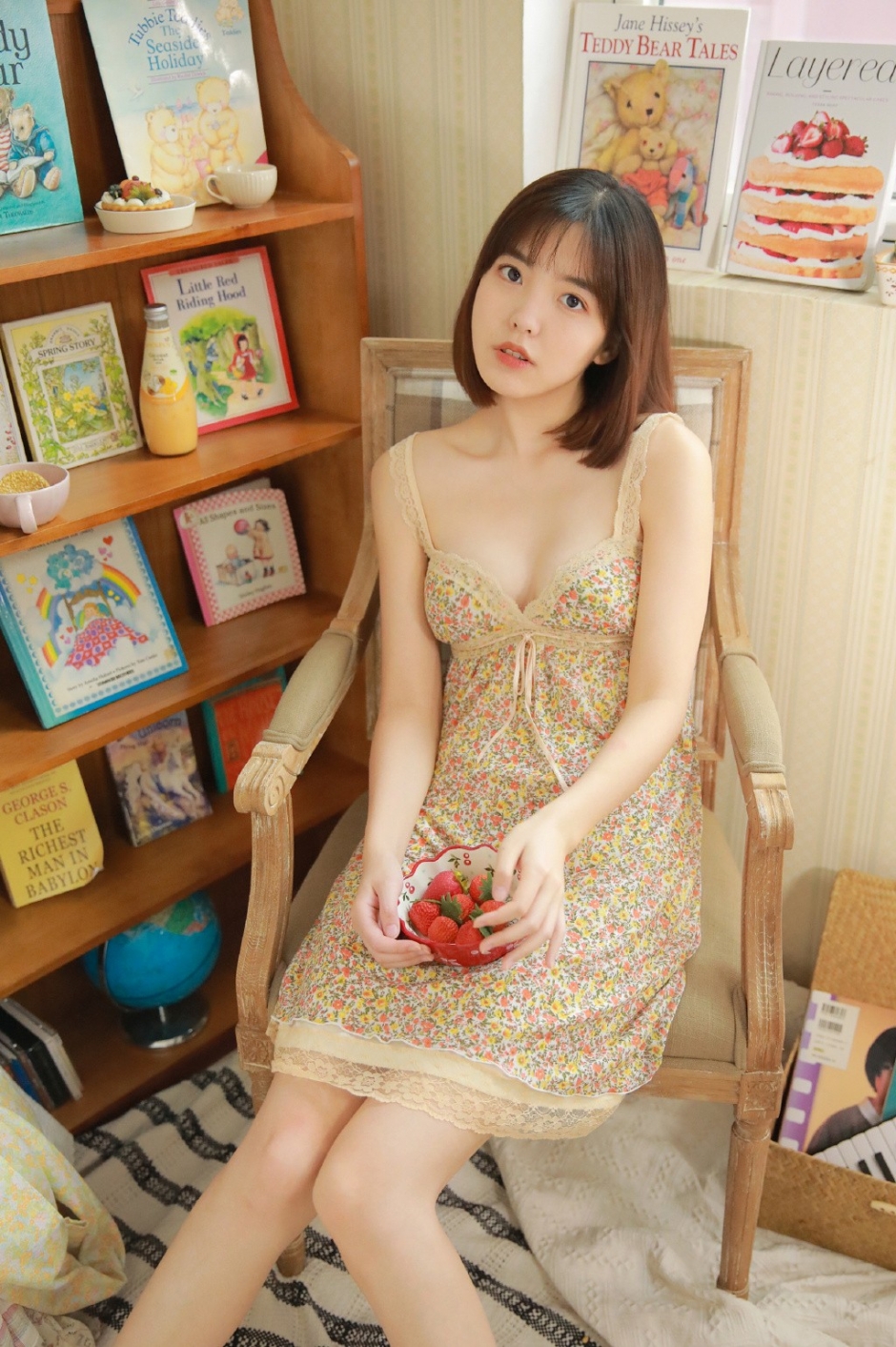 小平胸少女吊带碎花裙秀优美颈部线条歪头直视前方图片