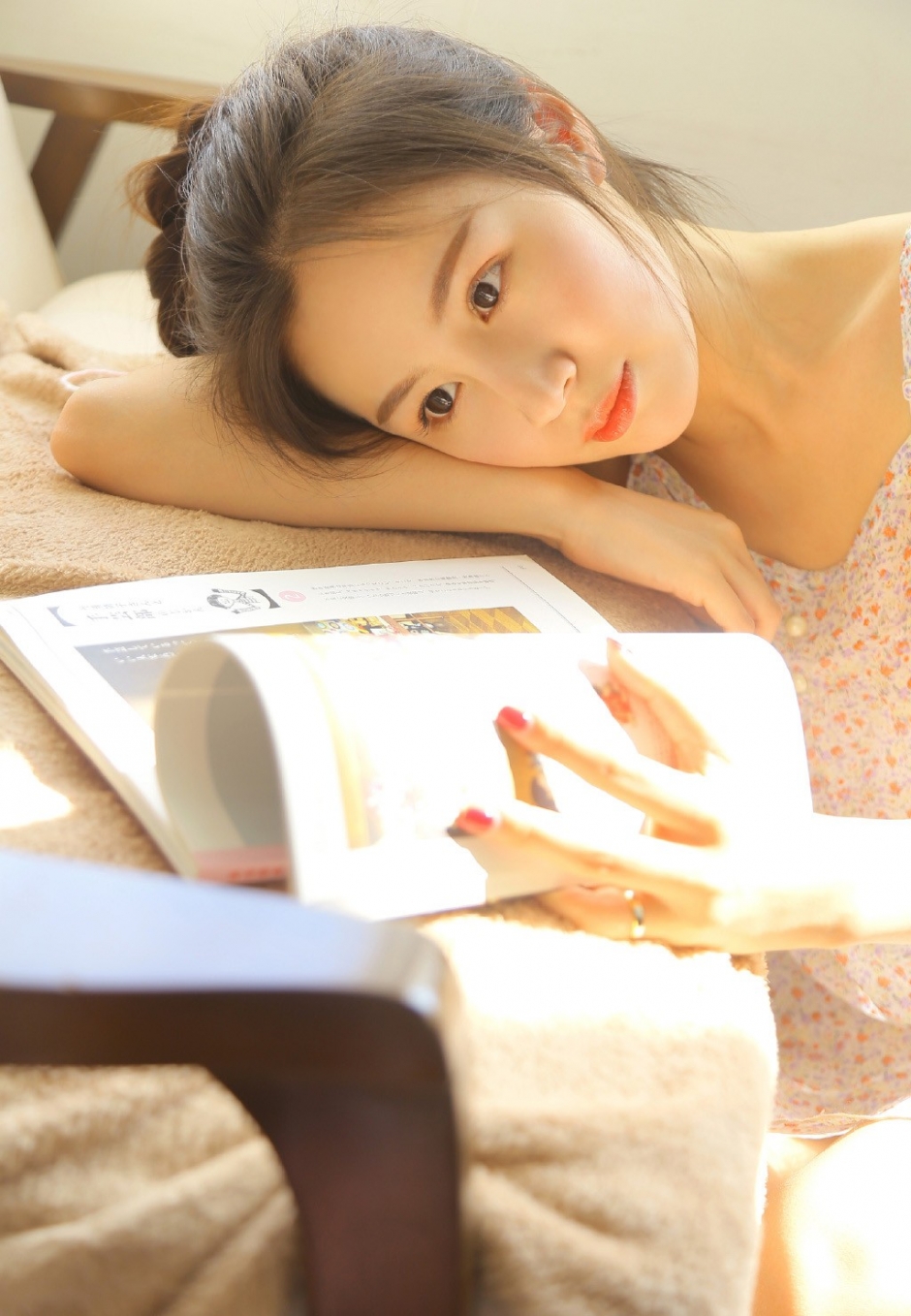 阳光下美少女俏皮麻花辫露齿甜笑图片