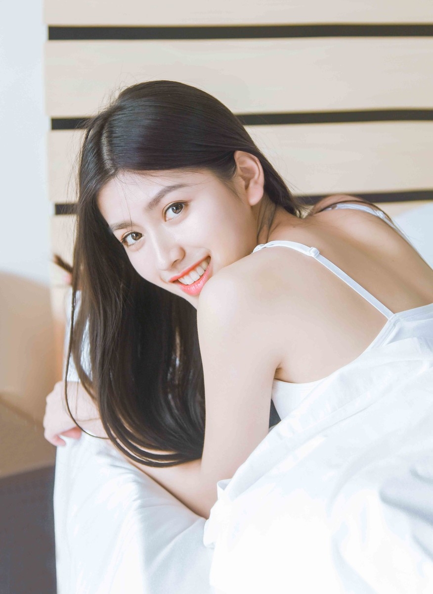 长发美女吊带睡裙白皙肌肤甜美笑容床上大胆图片