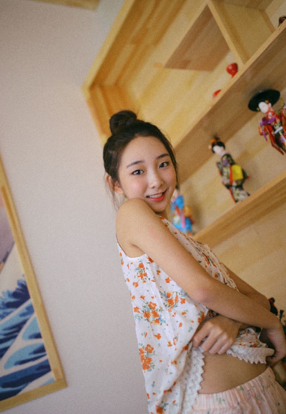 丸子头美女露齿甜笑姿态撩人居家图片