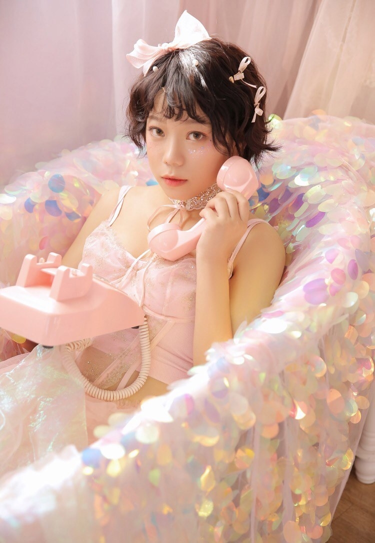 性感吊带美女秀香肩锁骨酥胸诱惑图片