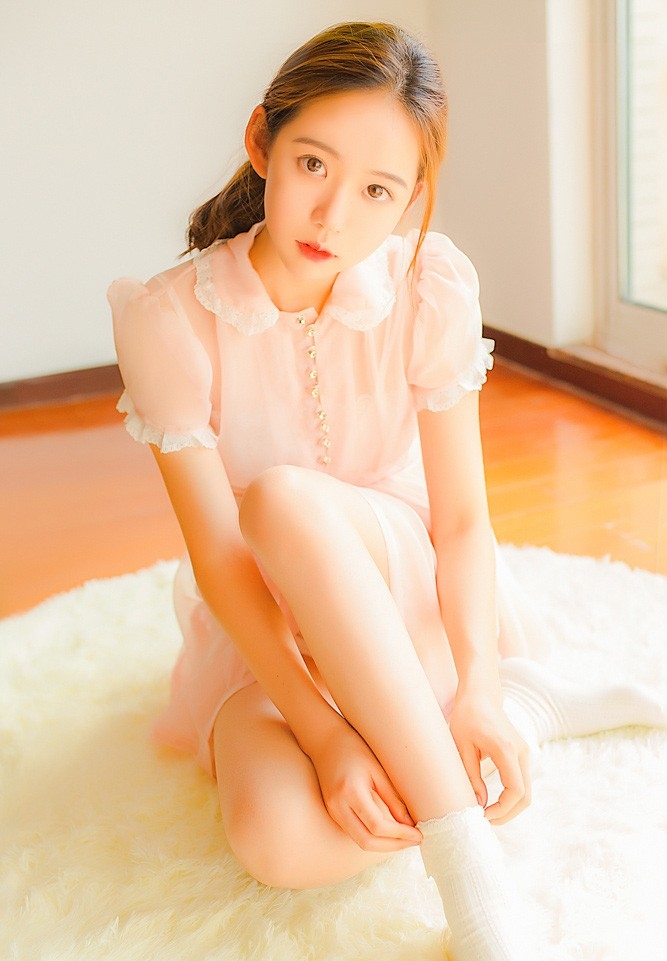 粉色雪纺裙古典美女标致瓜子脸白瓷肌肤吹弹可破图片