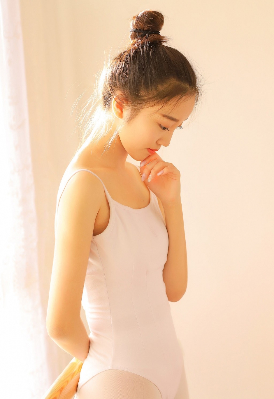 芭蕾舞美女气色红润俏皮丸子头秀光滑裸背翩翩起舞图片