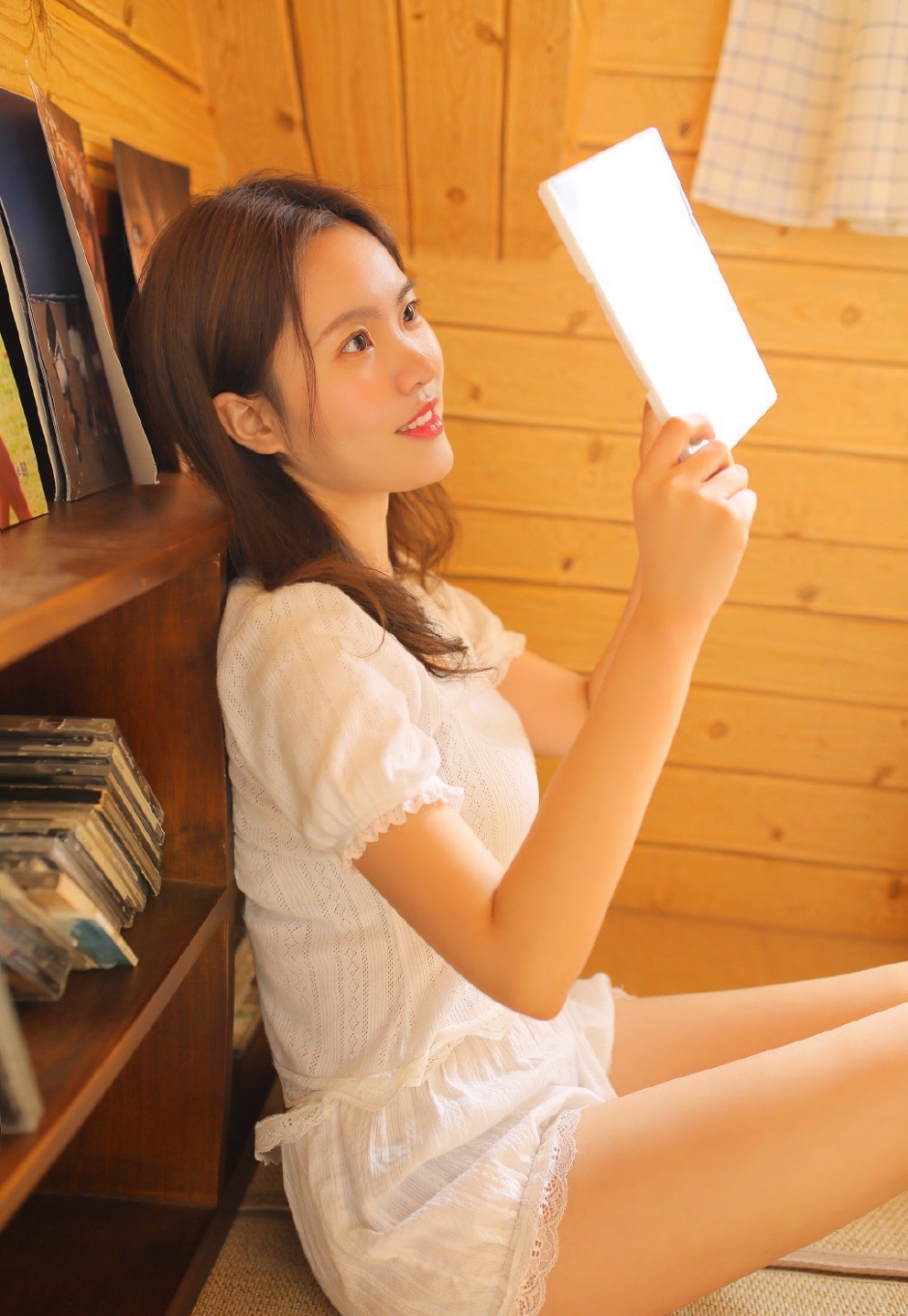 长发美女唇红齿白超短裤长腿诱惑图片