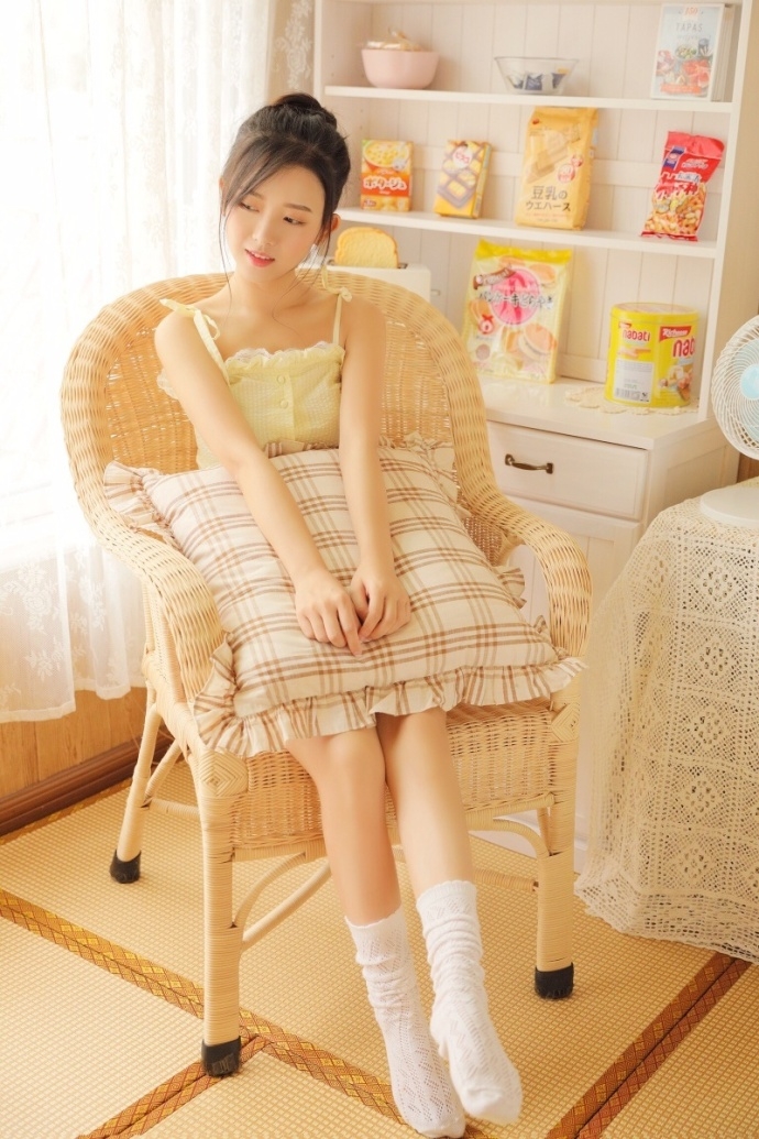 丸子头美女吊带超短裤性感香肩美腿图片