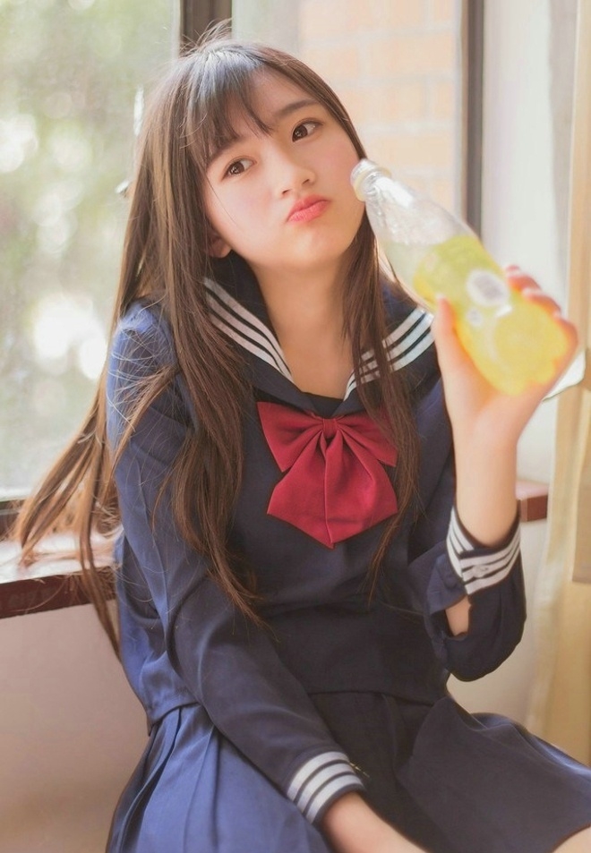 长发美女学生妹白丝长腿制服诱惑图片