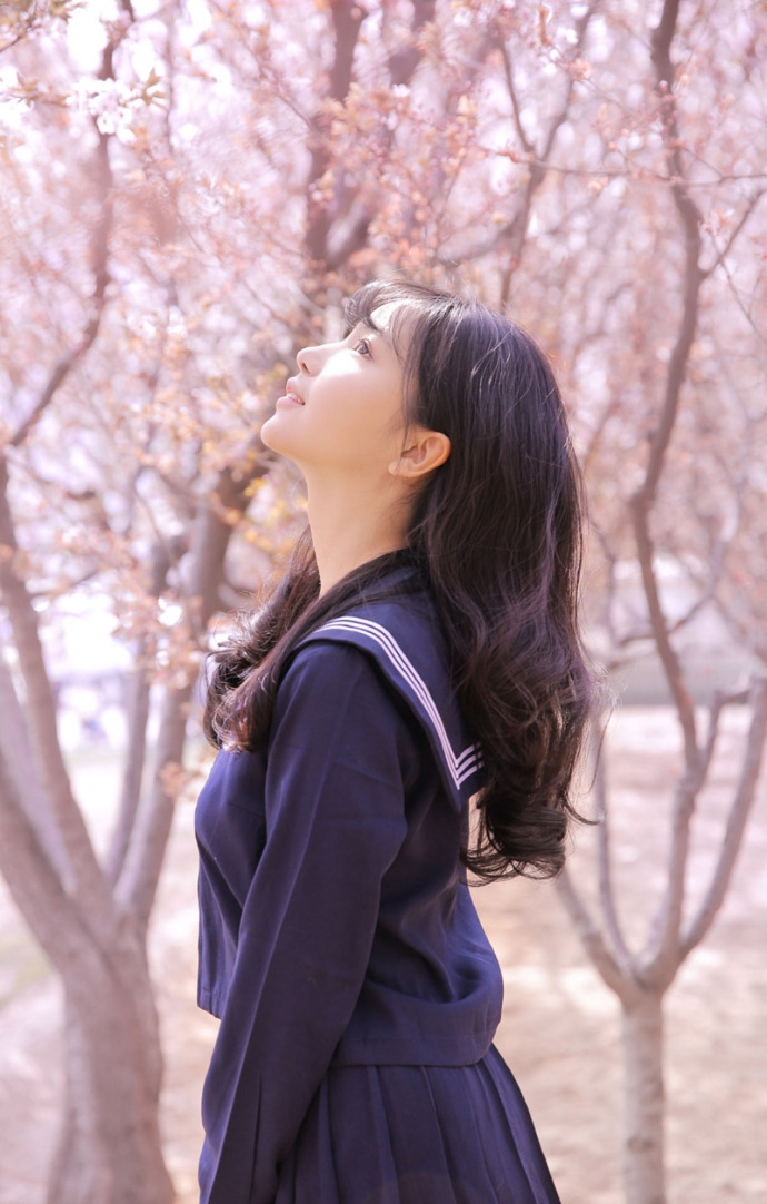 水手制服美女校花唇红齿白靓丽脸蛋图片