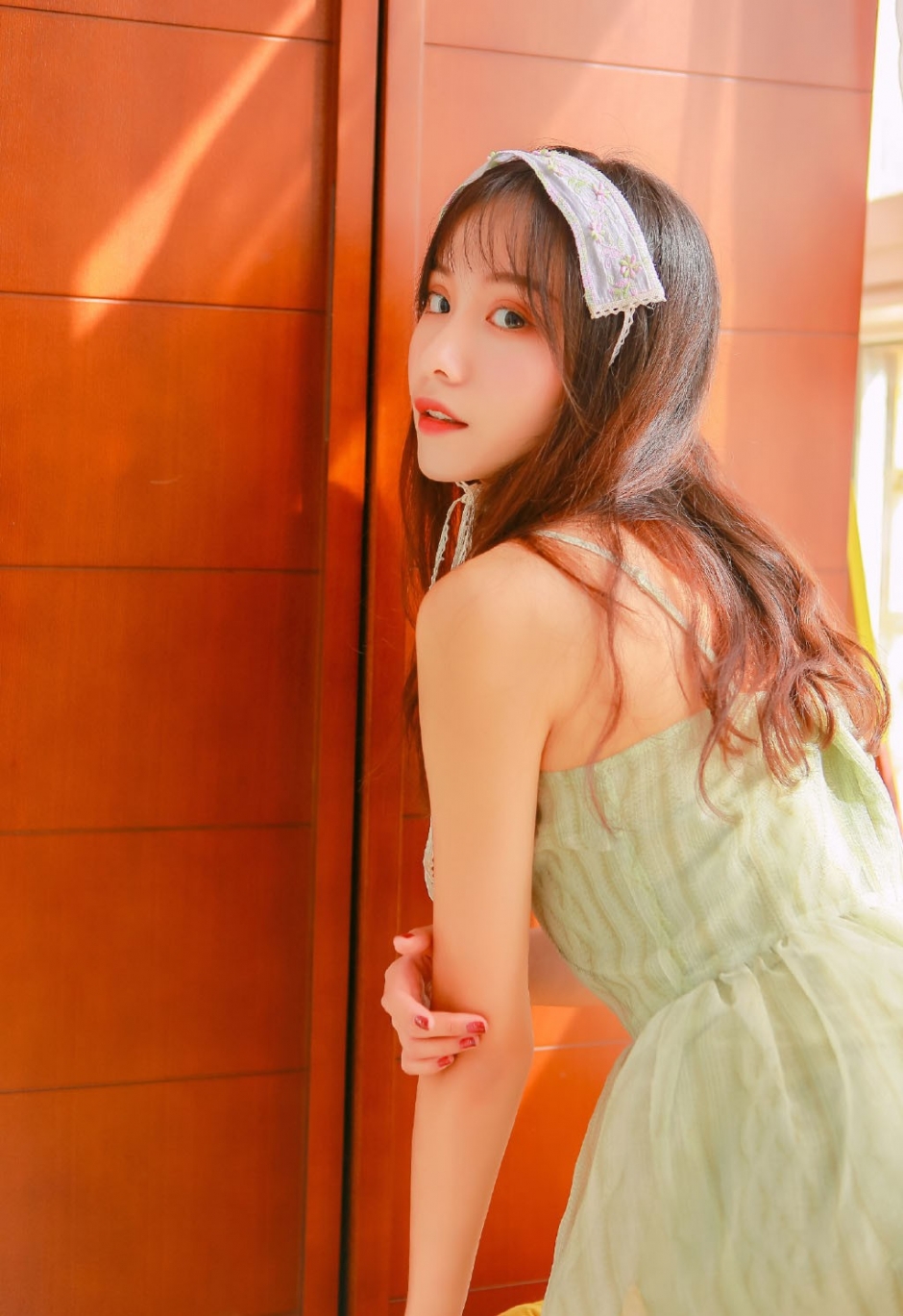 吊带裙美女漂亮脸蛋微卷长发诱人图片