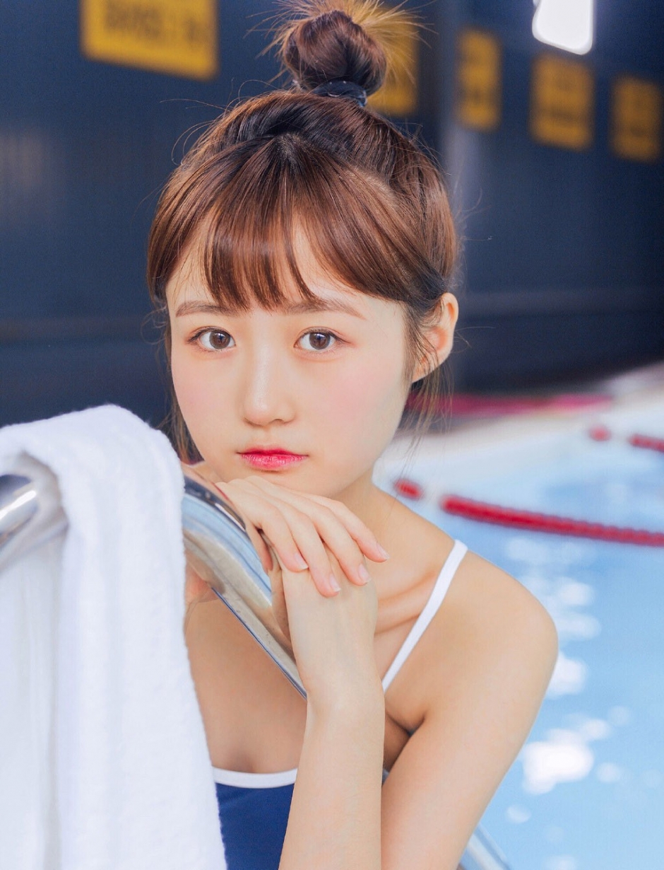 丸子头泳衣美女笑容满面清瘦身材湿身大秀牛奶肌图片