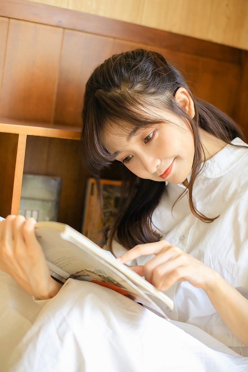 连衣裙美女光滑牛奶肌居家搞怪卖萌图片