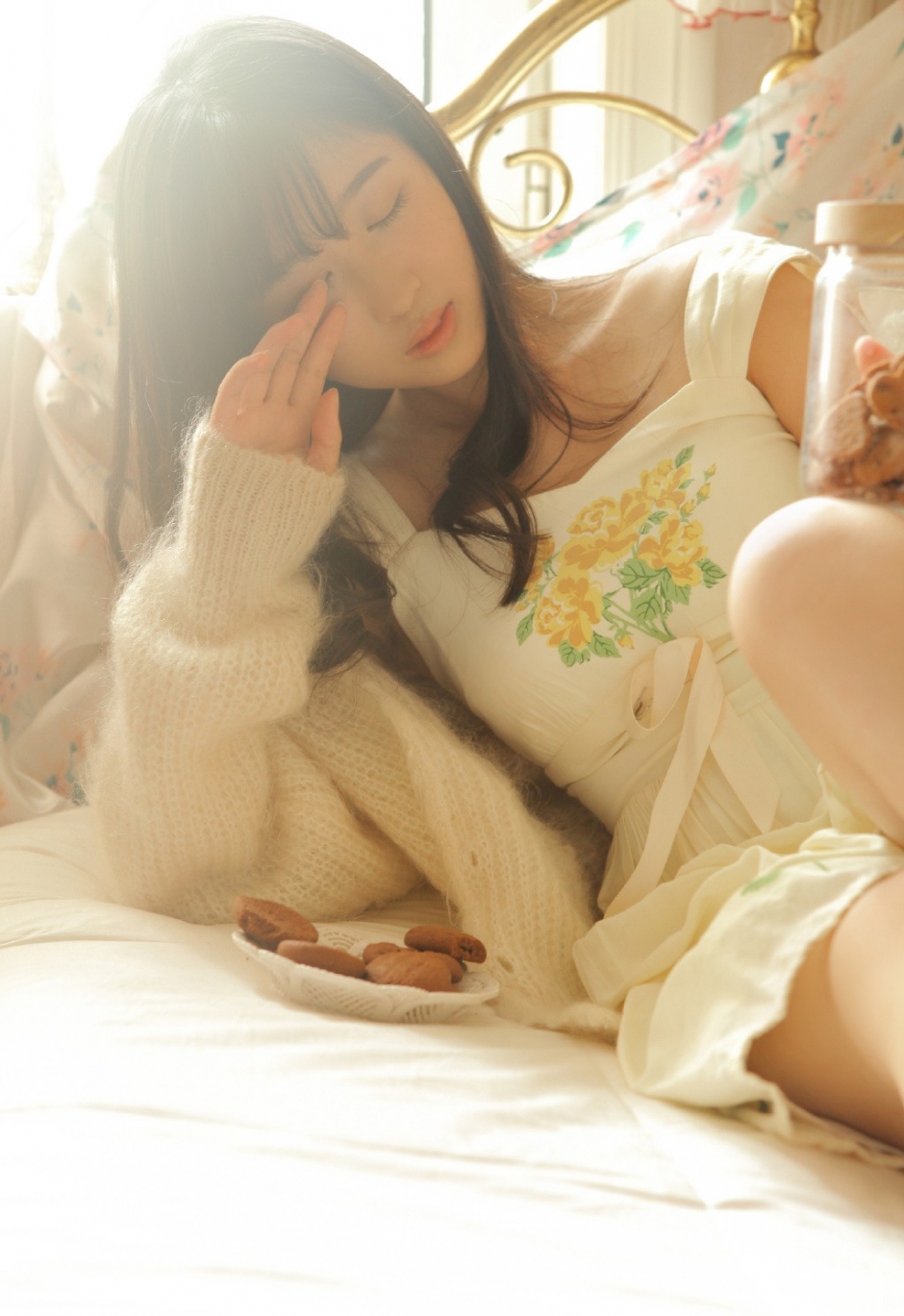 美女尤物长发披肩唇红齿白大胆床照图片