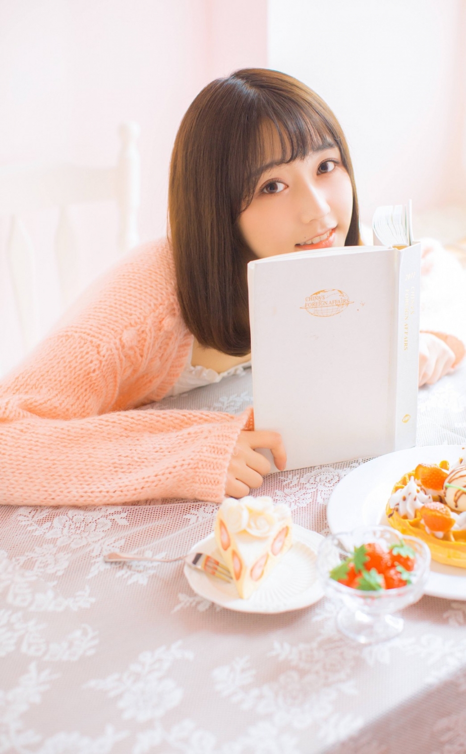 齐肩短发美女标致鹅蛋脸白瓷肌肤吹弹可破歪头大笑图片