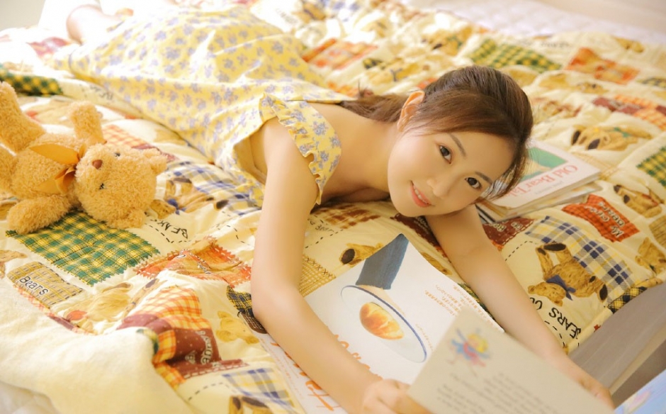 白嫩美女唇红齿白诱人白丝长腿私房图片