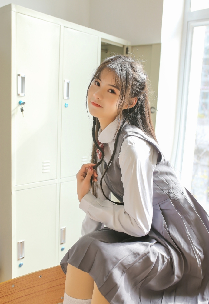灰色制服美女学生精致编发漂亮脸蛋图片