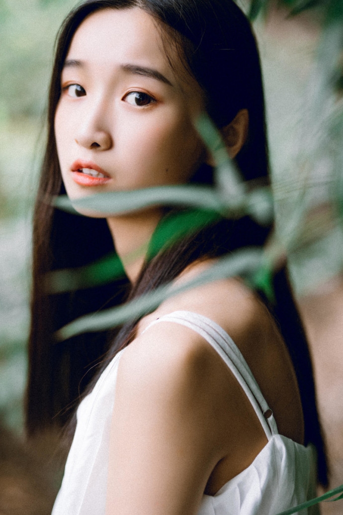 牛仔裤美女吊带衫露白嫩天鹅颈头戴编织帽露齿甜笑图片