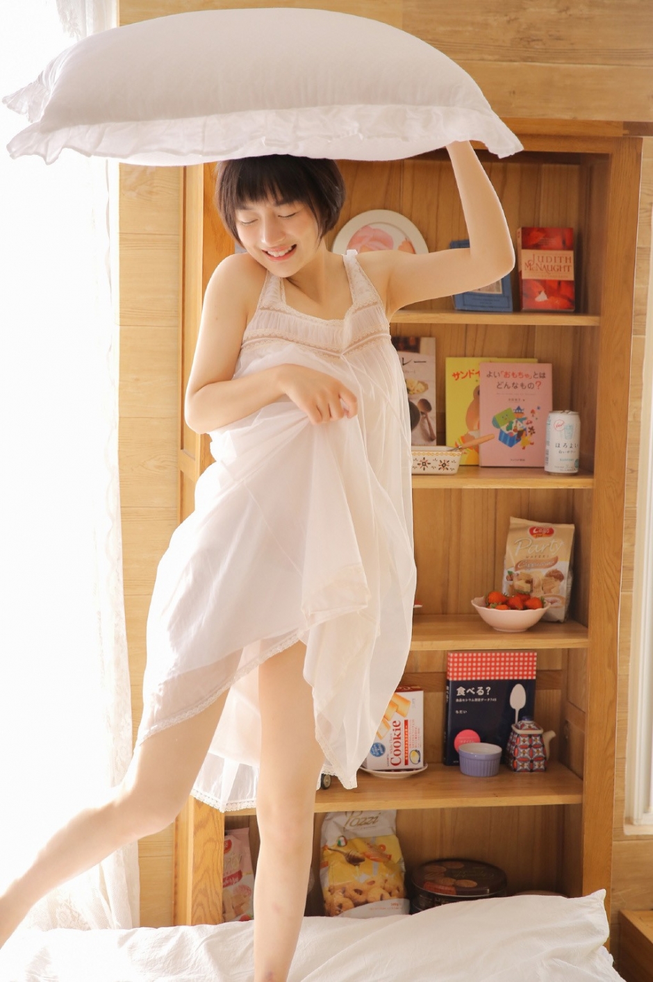 性感短发美女白色纱裙香肩美腿诱惑图片