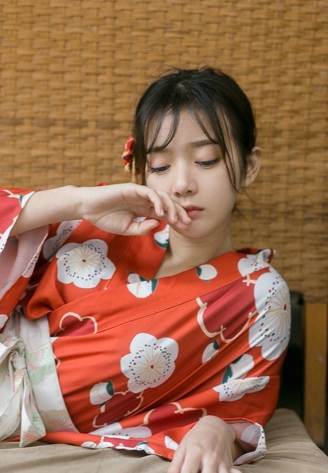 日本白嫩和服美女睫毛弯弯樱桃小嘴图片