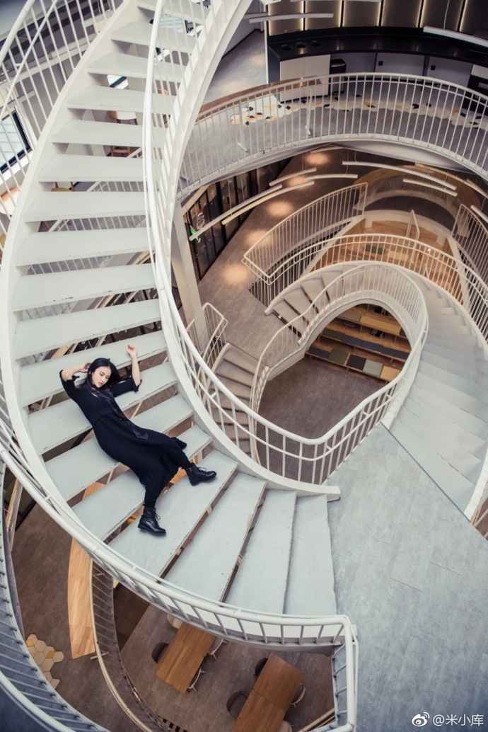 气质美女佳妮酱黑色长裙姿态撩人图片