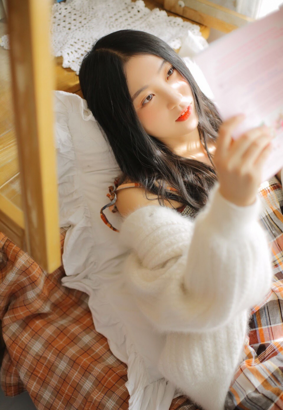 居家美女粉嫩圆脸唇红齿白半露香肩撩人图片