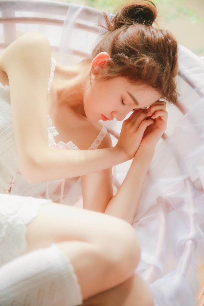 小卷毛美女脸蛋白里透红吊带短裤白丝长腿清纯气质图片