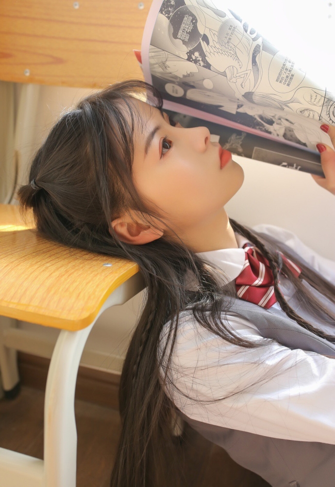灰色制服美女学生精致编发漂亮脸蛋图片