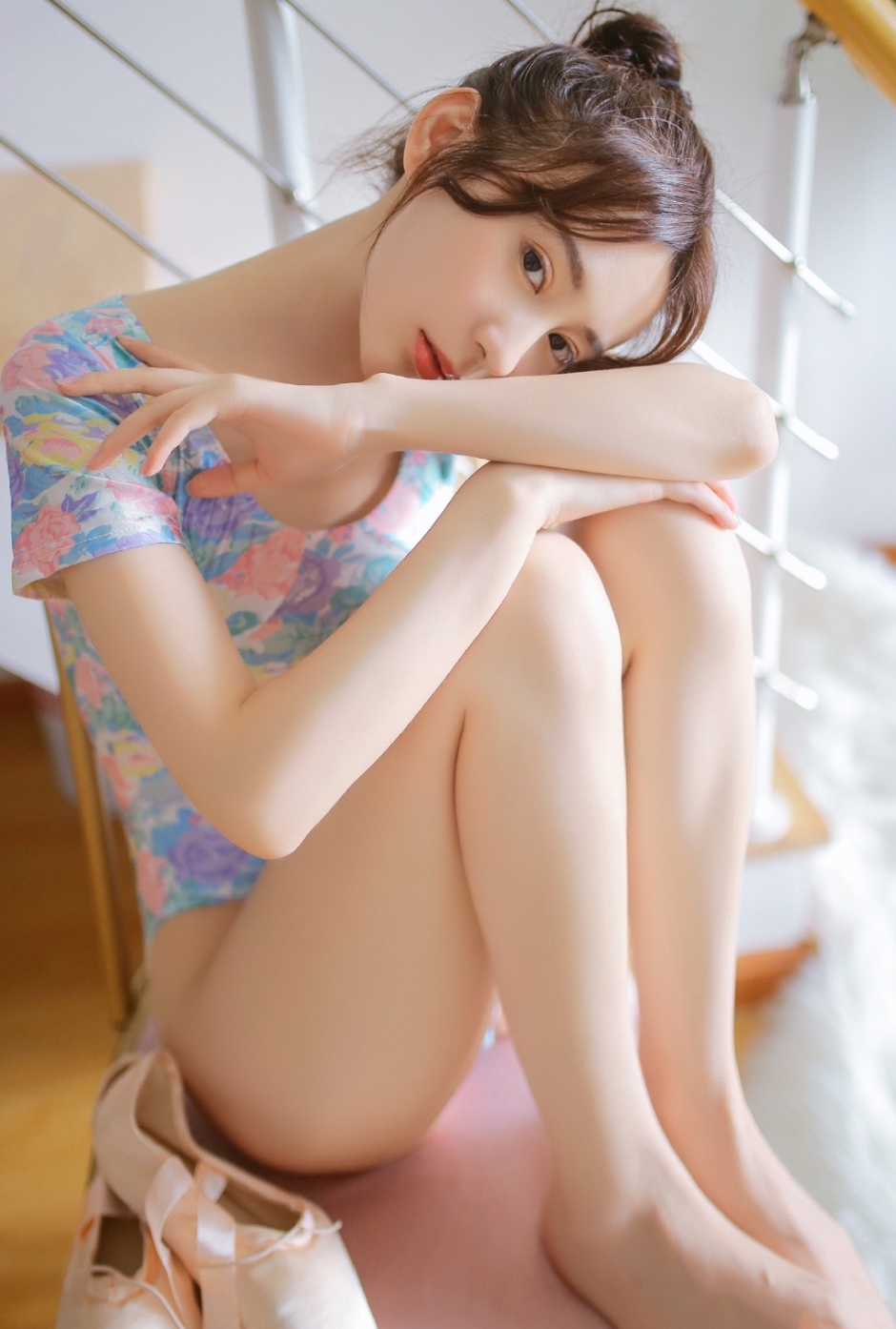 林中撑伞女学生水手制服身姿娇小长发飘飘面色红润图片