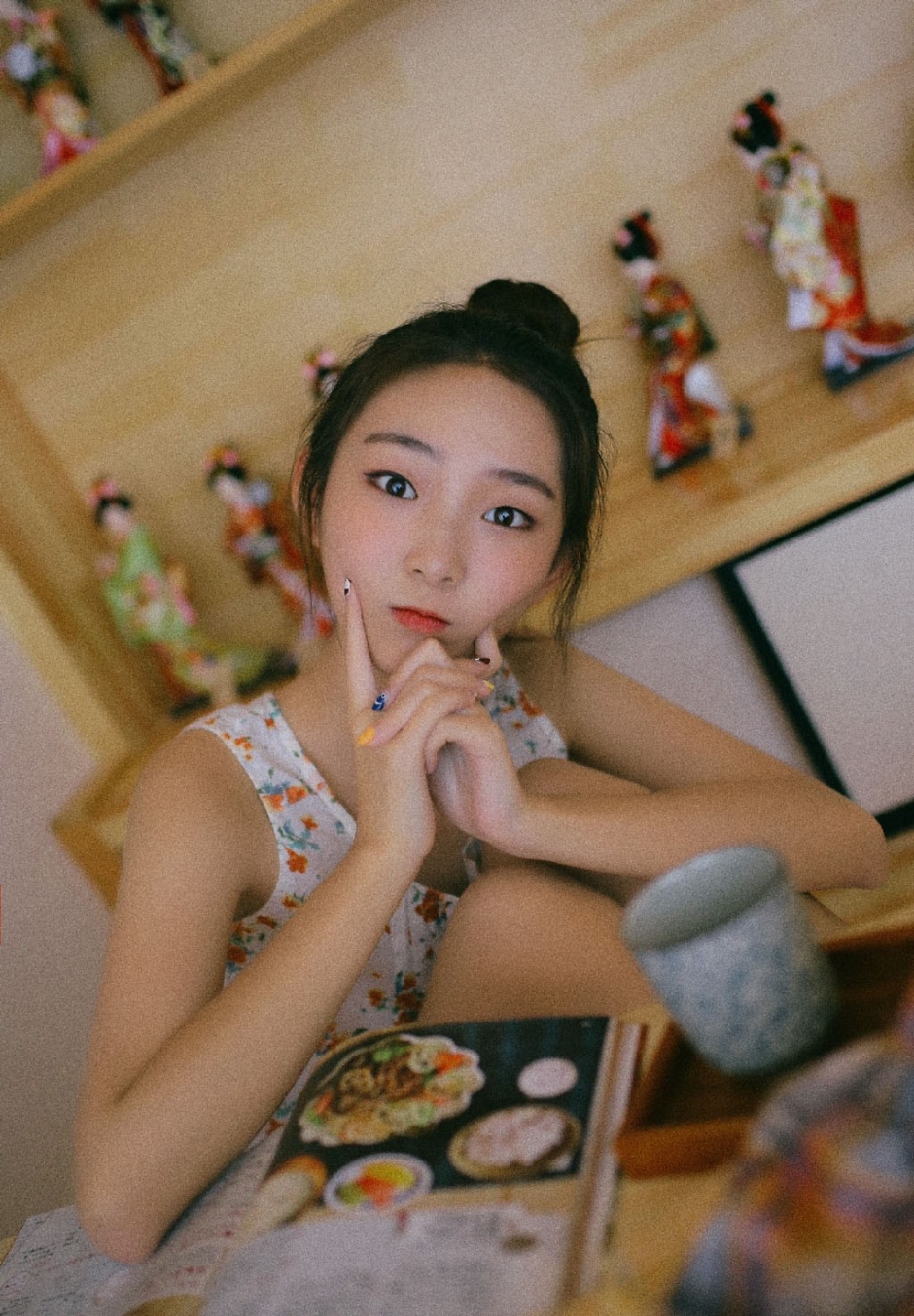 丸子头美女露齿甜笑姿态撩人居家图片