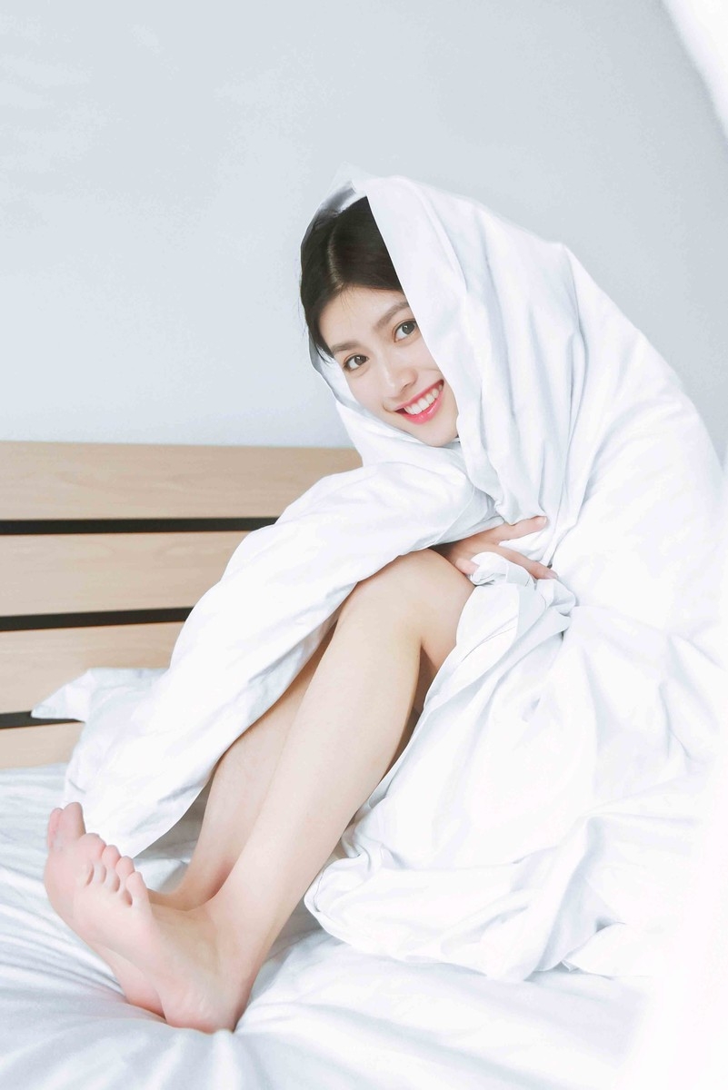 长发美女吊带睡裙白皙肌肤甜美笑容床上大胆图片