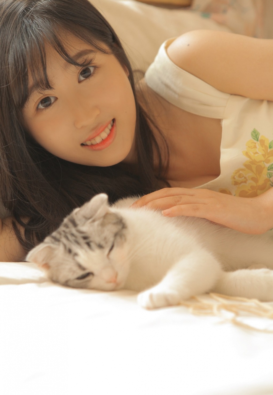 美女尤物长发披肩唇红齿白大胆床照图片