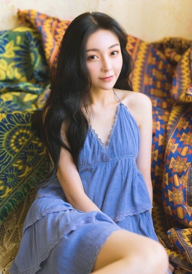 长发美女精致小v脸吊带裙性感香肩图片