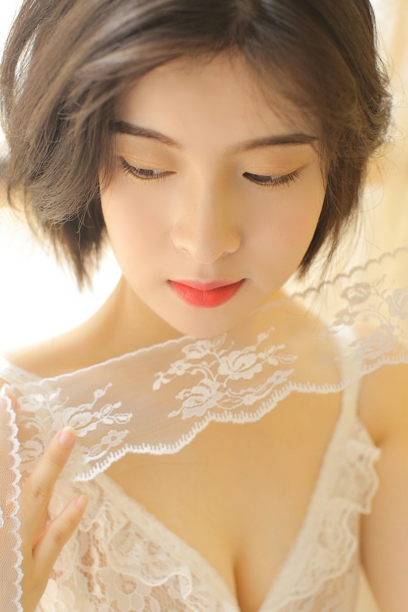 红唇美女蕾丝透视裙露傲人事业线图片