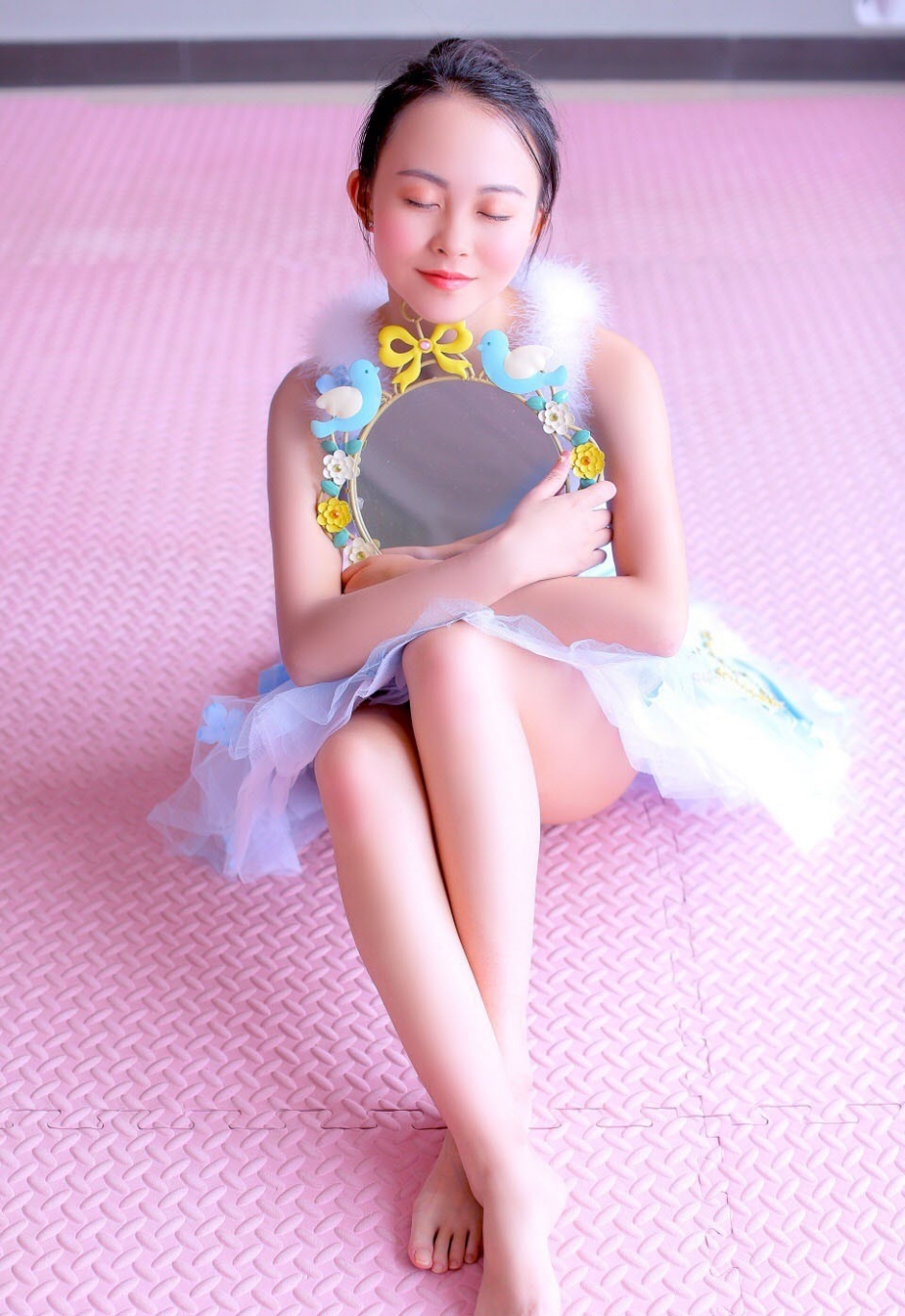 芭蕾舞美女高扎丸子头脸蛋白里透红修长美腿图片