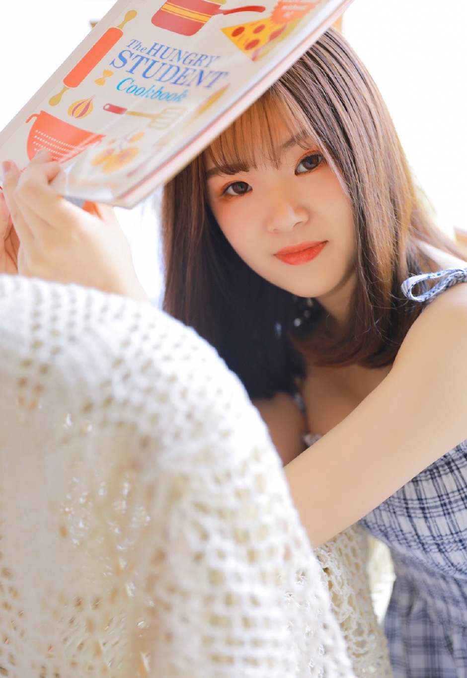 空气刘海邻家小妹妹格纹绑带裙乌黑大眼樱桃小嘴图片